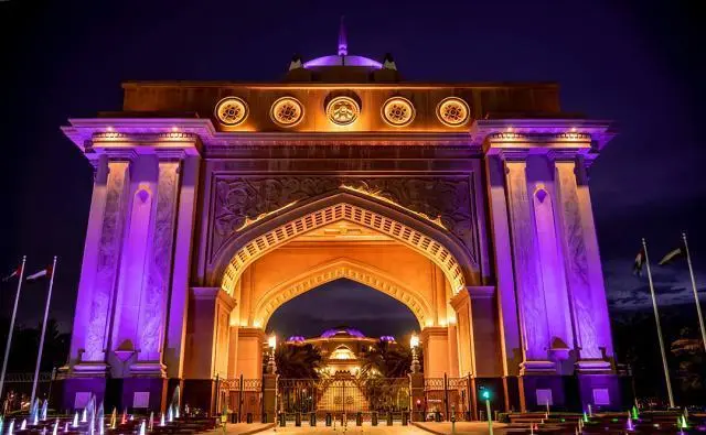 阿聯(lián)酋阿布扎比皇宮酒店設(shè)計極其豪華，耗資30億美元